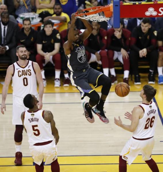 Οι Oυόριορς έκαναν το 2-0 με «εκτελεστή» τον Κάρι