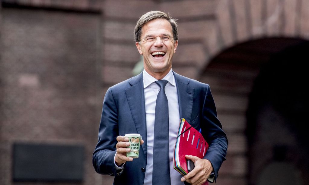 Ο ολλανδός πρωθυπουργός έχυσε τον καφέ του και... σφουγγάρισε