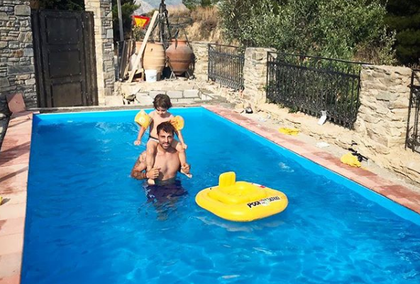 Στιγμές οικογενειακής χαλάρωσης για τον Στέλιο Χανταμπάκη στο Βόλο