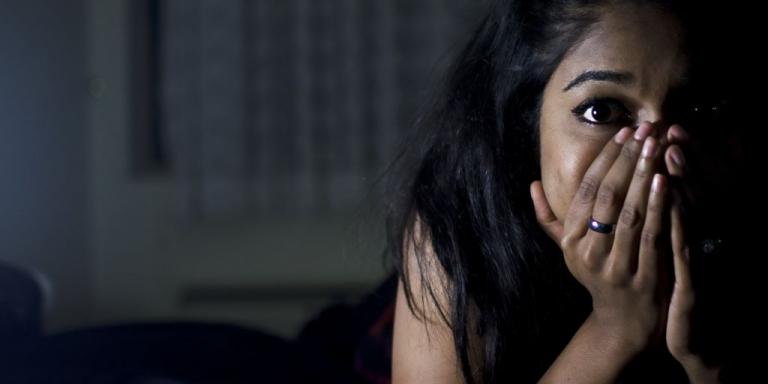 Τρομοκρατημένη η γυναίκα που βρήκε φωτογραφία του εαυτού της να κοιμάται, ενώ ήταν μόνη της