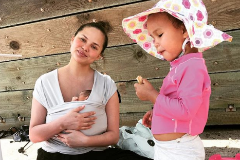 Η Κρίσι Τέιγκεν μας δείχνει το νεογέννητο μωρό της