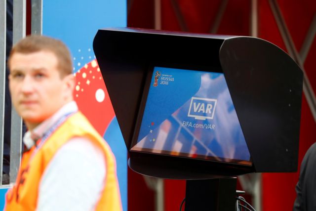 Τρίβει τα χέρια της η FIFA με το VAR