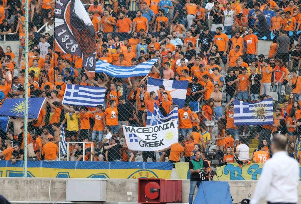 Φίλαθλοι ΑΠΟΕΛ: «Ανεπιθύμητοι στην Κύπρο οι προδότες Τσίπρας, Κοτζιάς, Καμμένος»