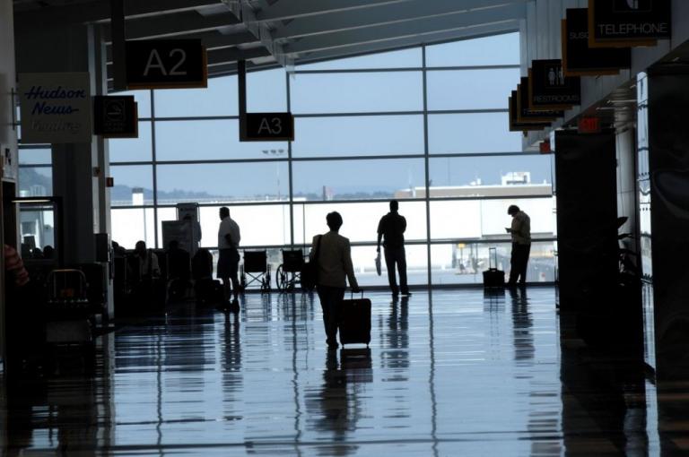 ΑΑΔΕ για ταξιδιώτες: Τι πρέπει να γνωρίζετε για αφορολόγητα και μεταφορές μετρητών