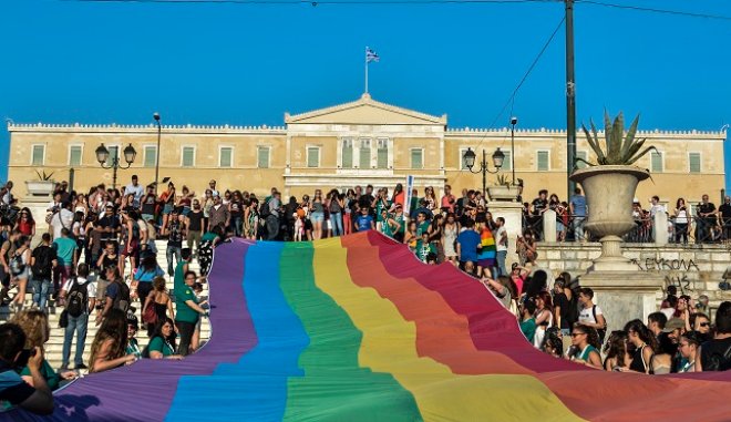 Στα χρώματα του Athens Pride φωταγωγείται η Βουλή