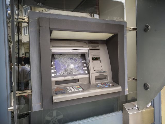 Εμπρηστικές επιθέσεις σε ATM στην Αθήνα