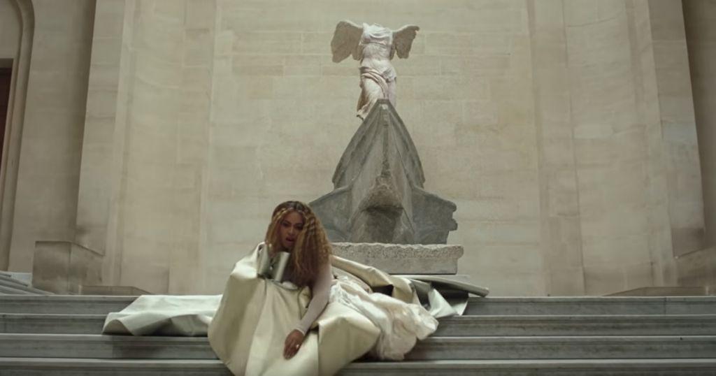 Η Μπιγιόνσε χορεύει μπροστά από την Αφροδίτη της Μήλου και τη Νίκη της Σαμοθράκης