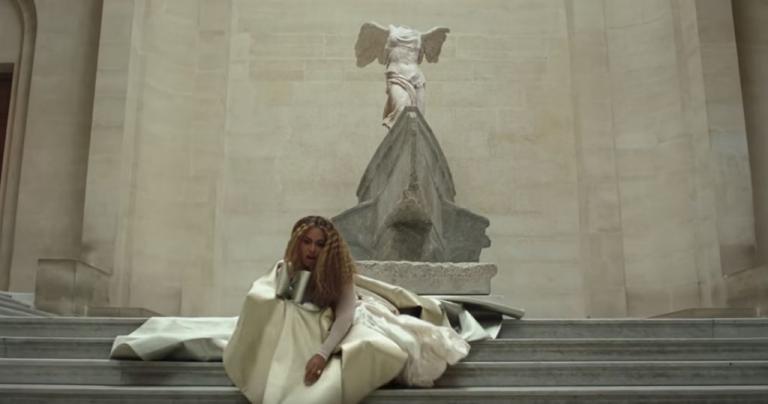 Η Μπιγιόνσε χορεύει μπροστά από την Αφροδίτη της Μήλου και τη Νίκη της Σαμοθράκης