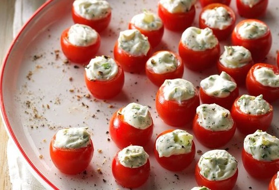 Ντοματίνια γεμιστά με μαγιονέζα και μπέικον