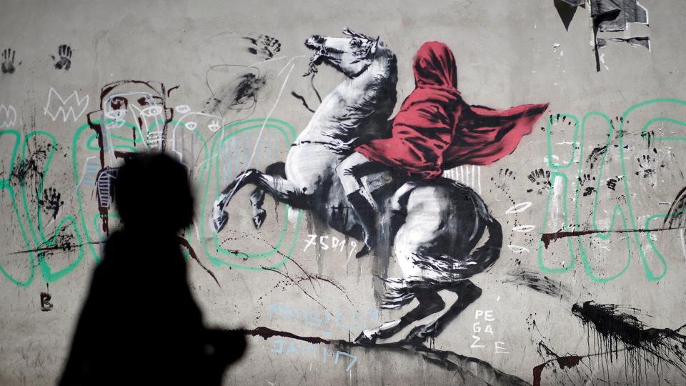 O Banksy «χτυπά» για πρώτη φορά το Παρίσι