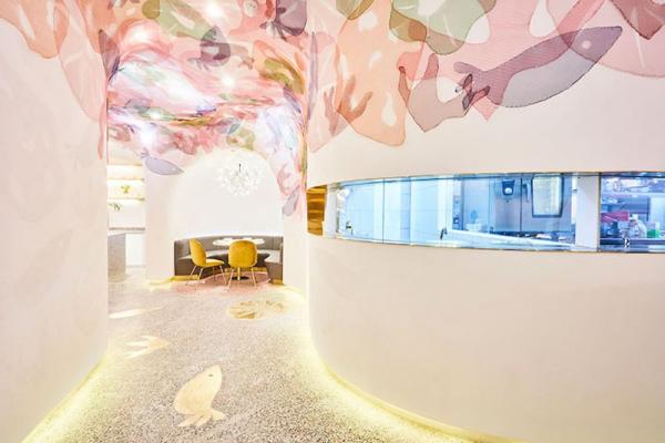 Τρώγοντας σε ένα παστέλ ενυδρείο