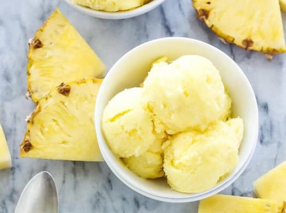 Πεντάλεπτη συνταγή για παγωμένο γιαούρτι με ανανά και καρύδα