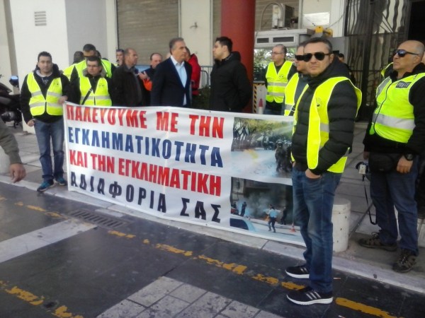 Θεσσαλονίκη: Συγκέντρωση διαμαρτυρίας αστυνομικών έξω από τα δικαστήρια