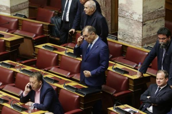 Καταψήφισε την κυβέρνηση κάνοντας τον σταυρό του… [Εικόνες]