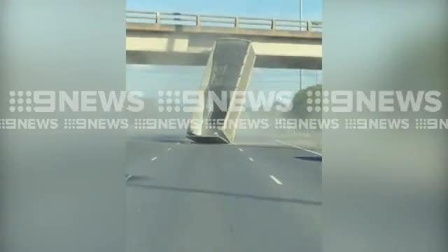 Καρότσα φορτηγού συγκρούεται σε γέφυρα