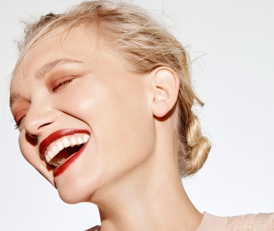 Φυσικά λευκά δόντια με υλικά που ήδη έχετε