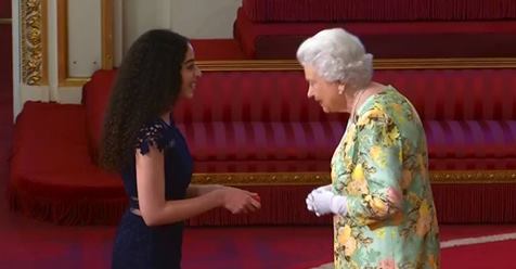 Νεαρή Κύπρια βραβεύτηκε από τη βασίλισσα Ελισάβετ (βίντεο)