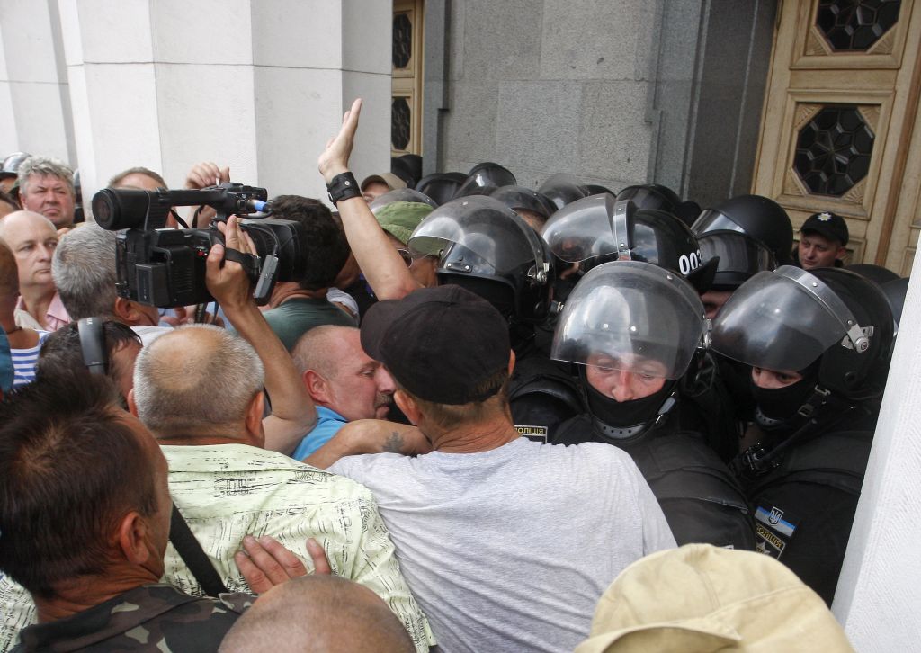Επεισόδια έξω από την ουκρανική Βουλή μεταξύ αστυνομίας και διαδηλωτών