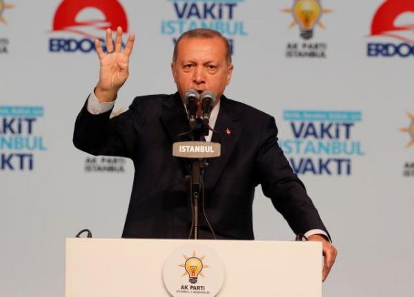 Προκλητικός ο Ερντογάν απειλεί τις ΗΠΑ: Μην μας πουν να χτυπήσουμε άλλη πόρτα