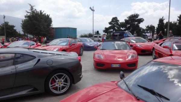 «Κοκκίνησαν» τα Γιάννενα – Ferrari σε όλη την πόλη