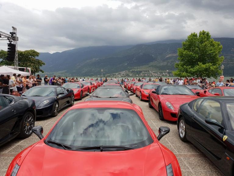 Δεκάδες Ferrari «πλημμύρισαν» το κέντρο των Ιωαννίνων