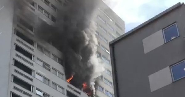 Πυρκαγιά σε πολυώροφο κτίριο στο Λονδίνο