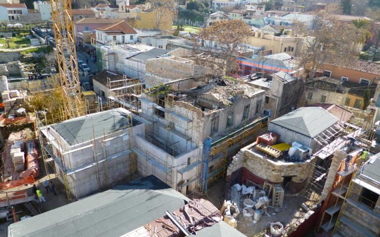 Μουντζουρώνοντας την «Αυλή των θαυμάτων»