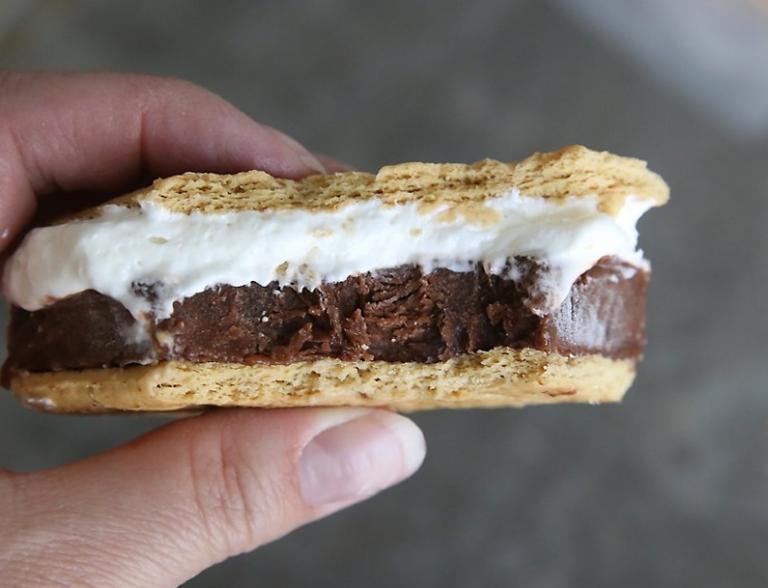 Παγωμένο σάντουιτς με σοκολατένια πουτίγκα