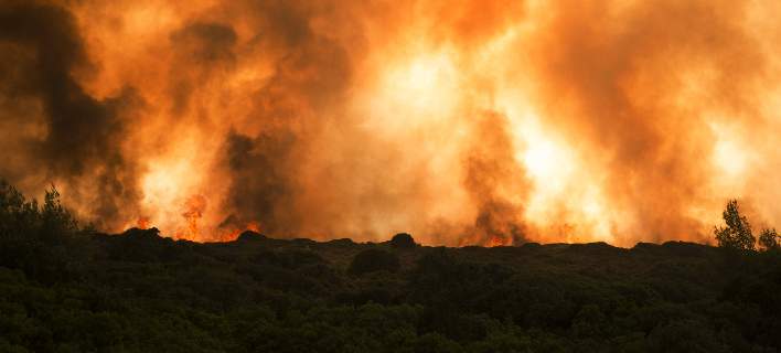 Οριοθέτησαν τη φωτιά στην Τζιά