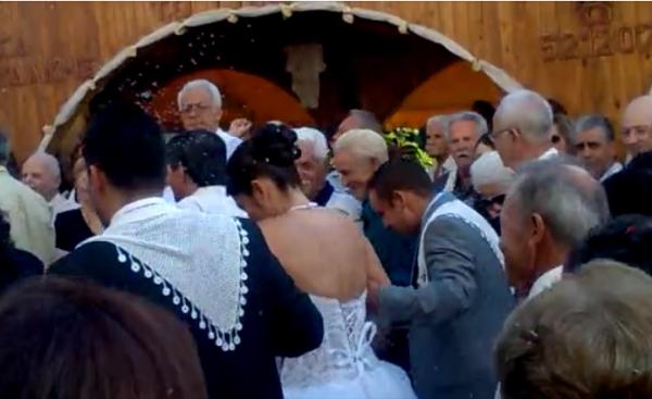 Ηράκλειο: Ένας γάμος με 69 κουμπάρους