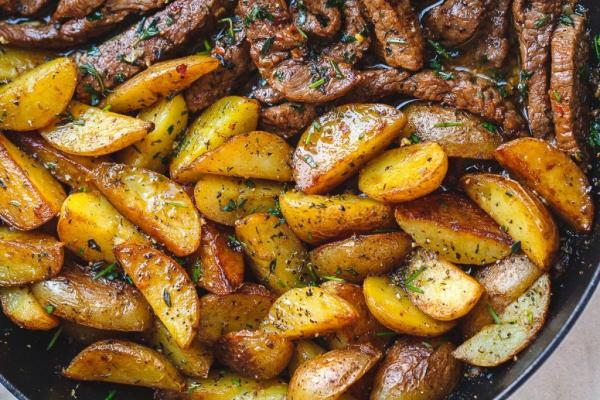 Ζουμερές μπριζόλες με χρυσαφένιες πατάτες