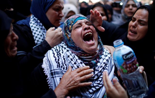 Χιλιάδες Παλαιστίνιοι αποχαιρέτησαν την 21χρονη νοσοκόμα - Επεισόδια μετά την κηδεία