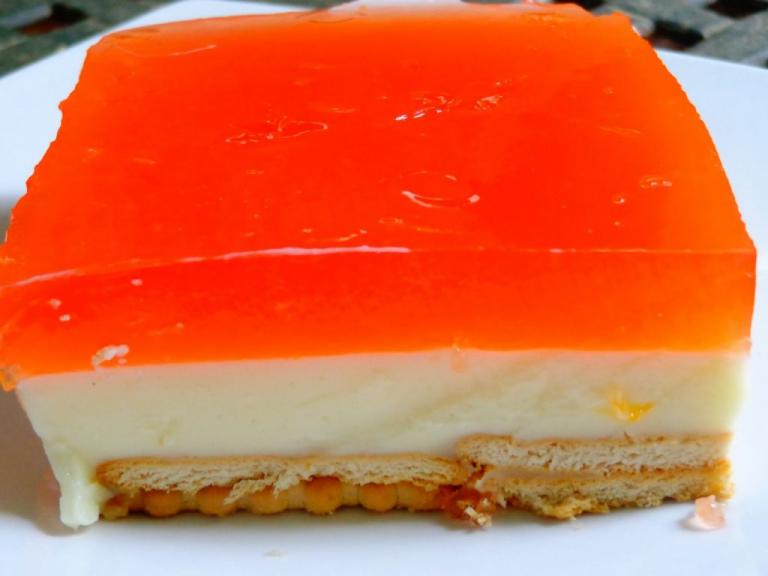 Το γλυκό ψυγείου με ζελέ και μπισκότα που ξετρελαίνει