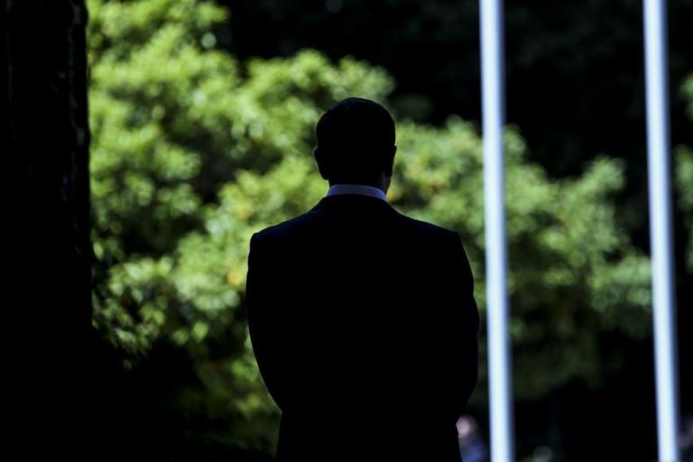 Επικίνδυνα παιχνίδια με τη Δημοκρατία από μια πανικόβλητη κυβέρνηση