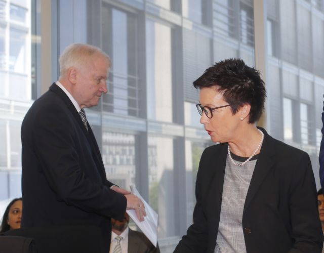 Ο Ζεεχόφερ καθαίρεσε την επικεφαλής της Υπηρεσίας Μετανάστευσης