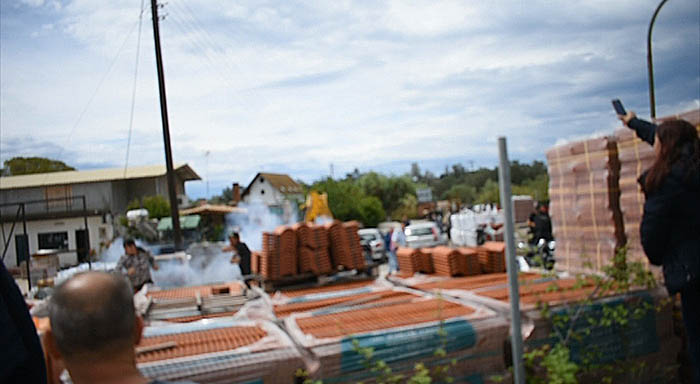 Δύο προσαγωγές και ένας τραυματισμός σε συμπλοκές έξω από τον ΧΥΤΑ Λευκίμμης [Εικόνες]