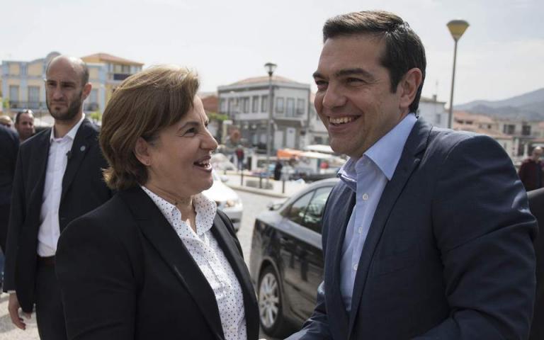 Ο Τσίπρας ενημέρωσε την περιφερειάρχη Β. Αιγαίου για την αναστολή αύξησης του ΦΠΑ