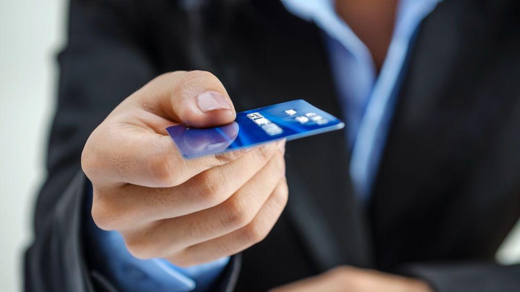 Μετρητά τέλος – Οι Έλληνες πληρώνουν με 16,3 εκατ. κάρτες