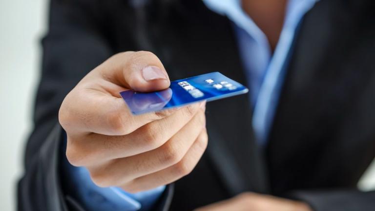 Μετρητά τέλος – Οι Έλληνες πληρώνουν με 16,3 εκατ. κάρτες