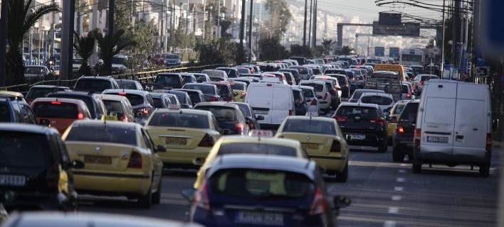 Ουρές χιλιομέτρων στην παραλιακή από τροχαίο – Ένας τραυματίας