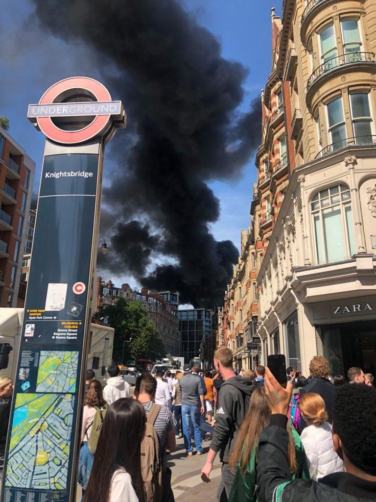 Ανατριχιαστικές μνήμες από τον Πύργο Γκρένφελ ξύπνησε η φωτιά στο Λονδίνο [Εικόνες]