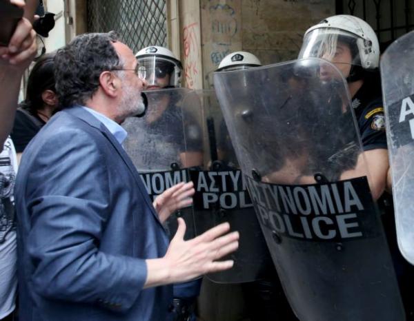 Ο Λαφαζάνης κάνει πόλεμο στους παλαιούς συντρόφους