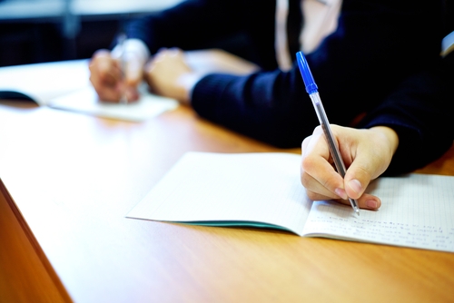 Όσο ανεβαίνει η ζέστη τόσο πέφτουν οι βαθμοί των μαθητών