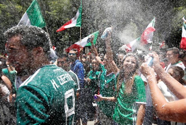 Χιλιάδες Μεξικανοί βγήκαν στους δρόμους μετά τη νίκη επί της Γερμανίας [Εικόνες]