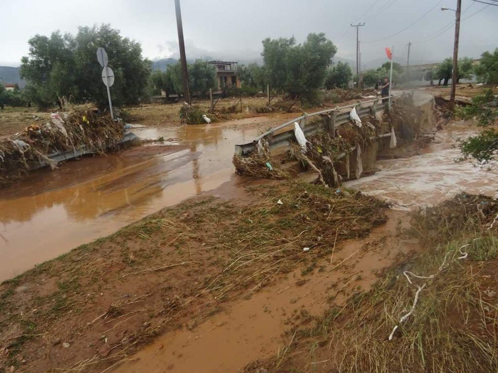 Θάφτηκε στη λάσπη η Μάνδρα, τα ρίχνει στην κλιματική αλλαγή η Περιφέρεια