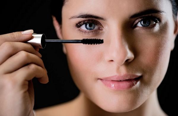 Τι μπορείτε να πάθετε αν κοιμάστε μακιγιαρισμένη