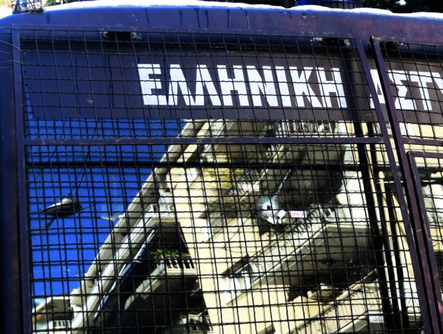 Επίθεση με μολότοφ σε λεωφορείο των ΜΑΤ στη Θεσσαλονίκη