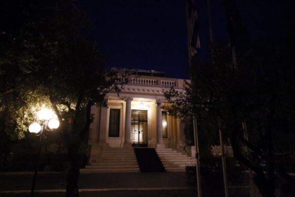 Σενάρια «αποστασίας» για πολιτική κατανάλωση