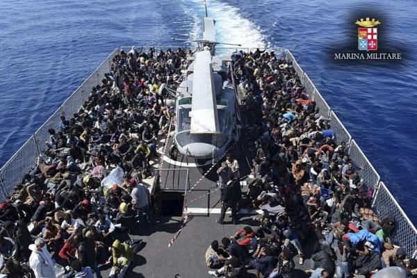 Η ιταλική ακτοφυλακή διέσωσε εκατοντάδες μετανάστες