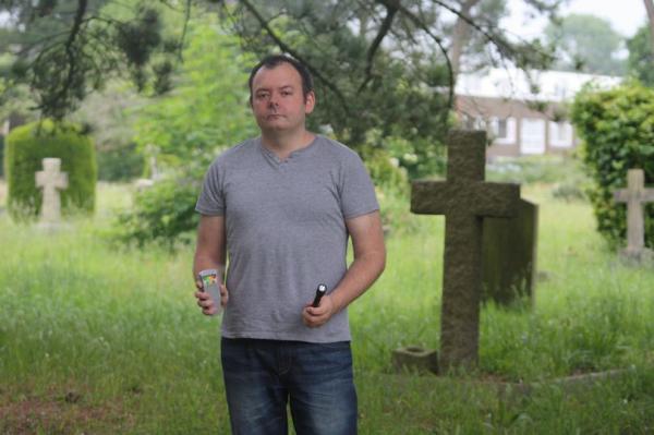 Συντετριμμένος 37χρονος που τον χώρισε η φίλη του επειδή τον στοιχειώνει φάντασμα